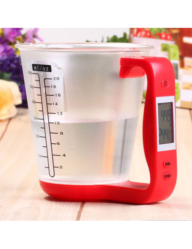 Caraffa con bilancia digitale pesa ingredienti...