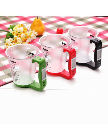 Caraffa con bilancia digitale pesa ingredienti...