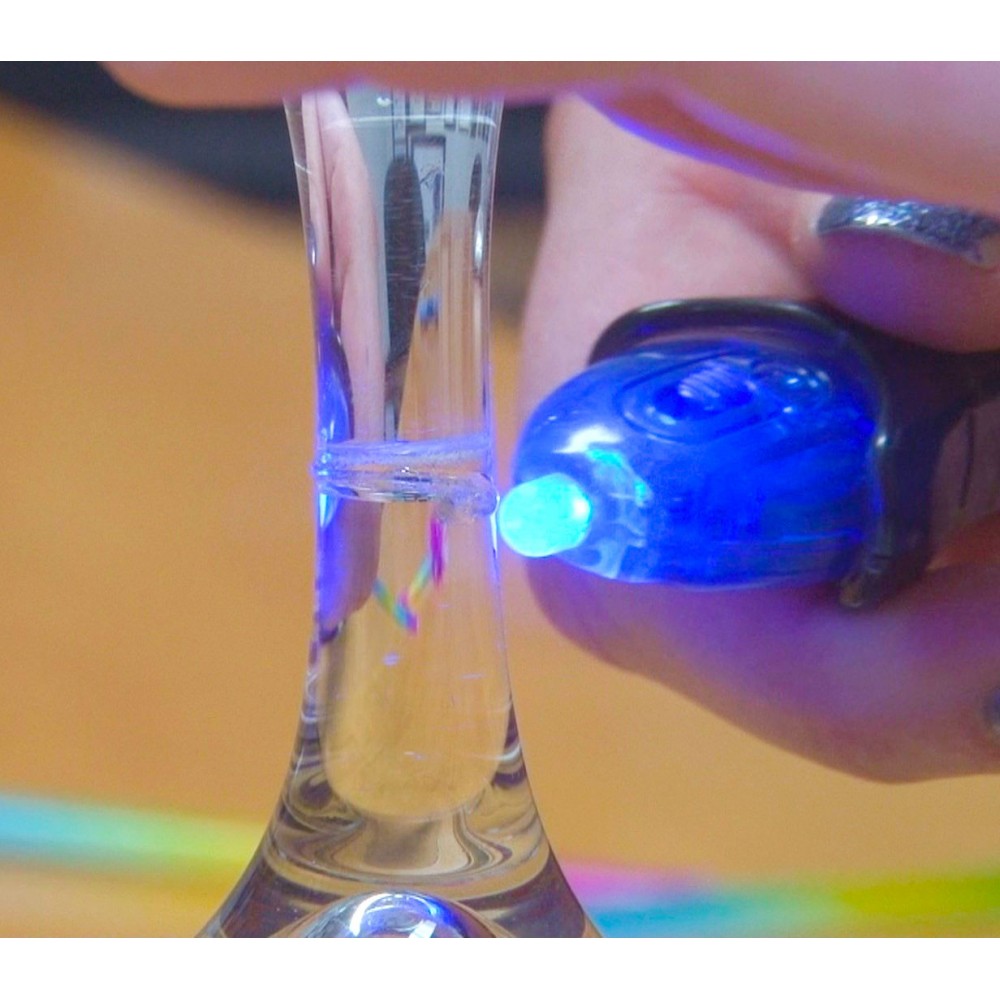 Kit Super Colla e fissatore a luce UV ripara in pochi secondi qualsiasi material