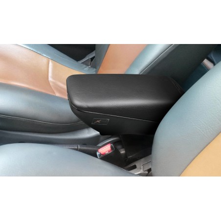 XONE 883381 Bracciolo da auto OMEGA aggancio universale con cassetto centrale XONE 883381 Bracciolo da auto OMEGA aggancio universale con cassetto centrale