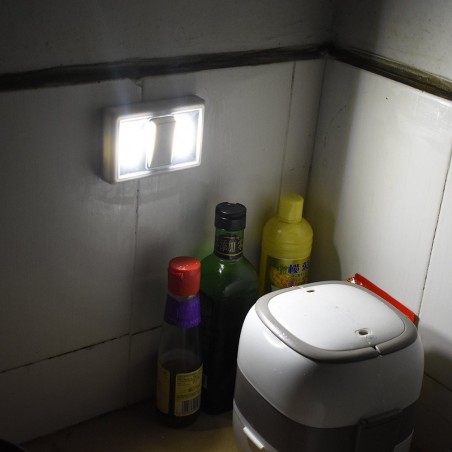 Luce LED COB a batterie KL-1705 con pulsante e attacchi magnetici 11x18x4 cm