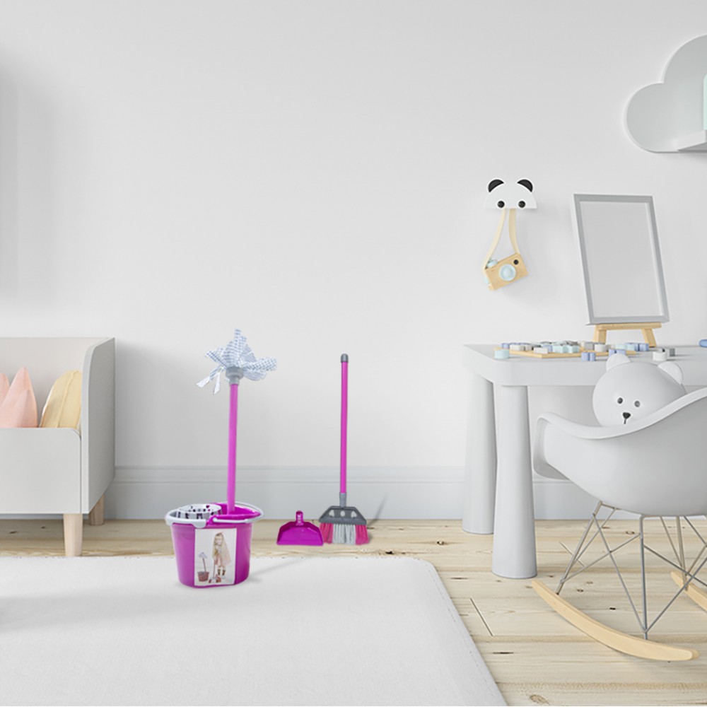 Il mio set pulizia con scopa, paletta e moccio...