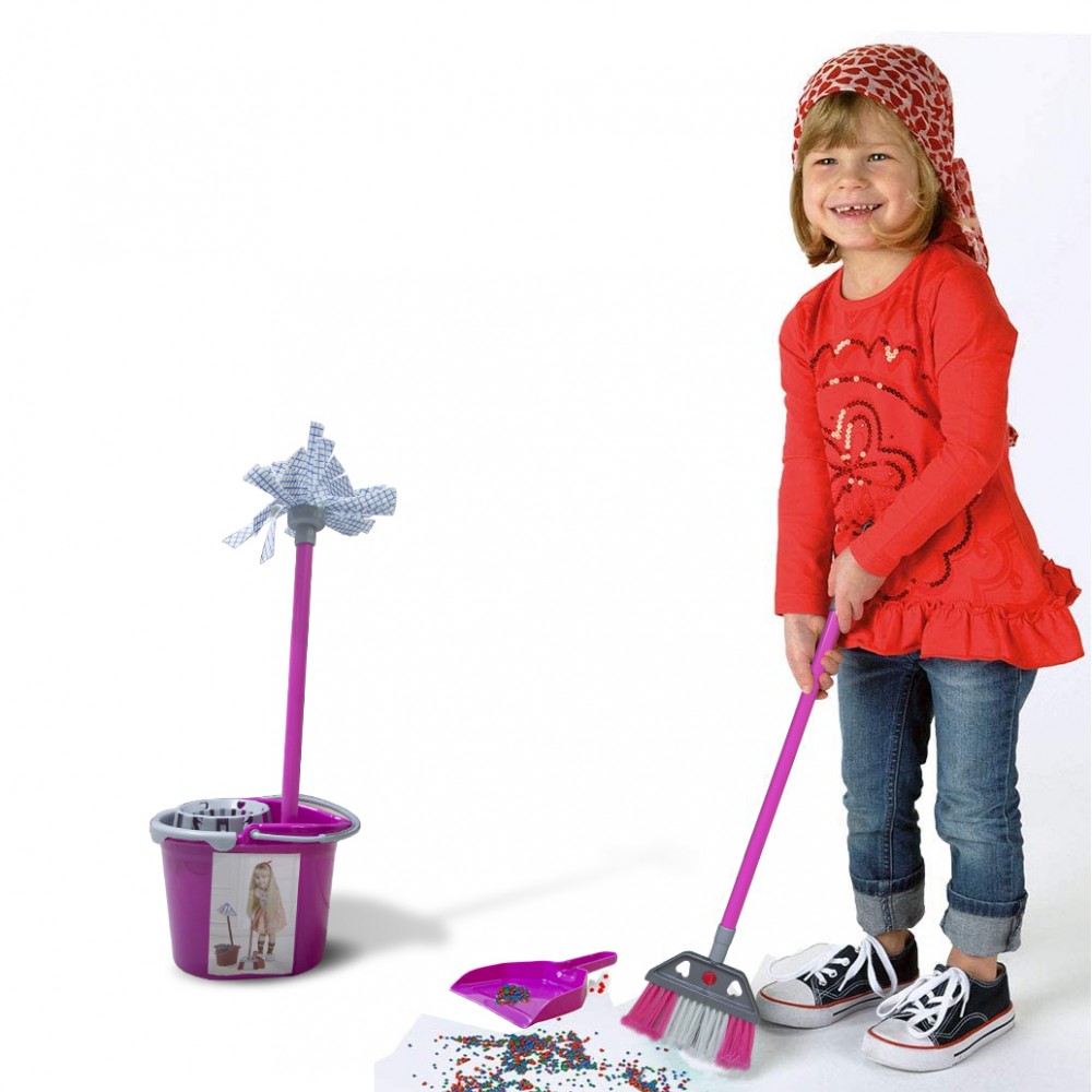 Il mio set pulizia con scopa, paletta e moccio...