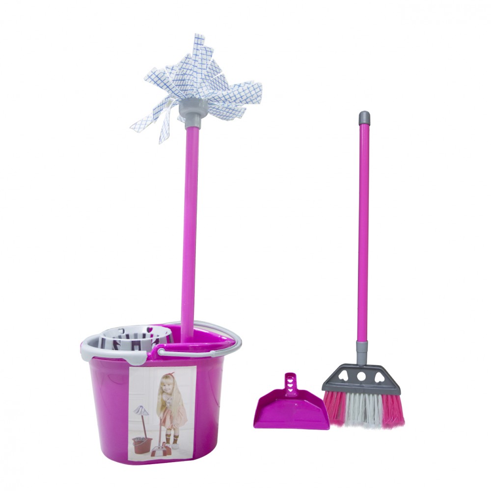Il mio set pulizia con scopa, paletta e moccio...