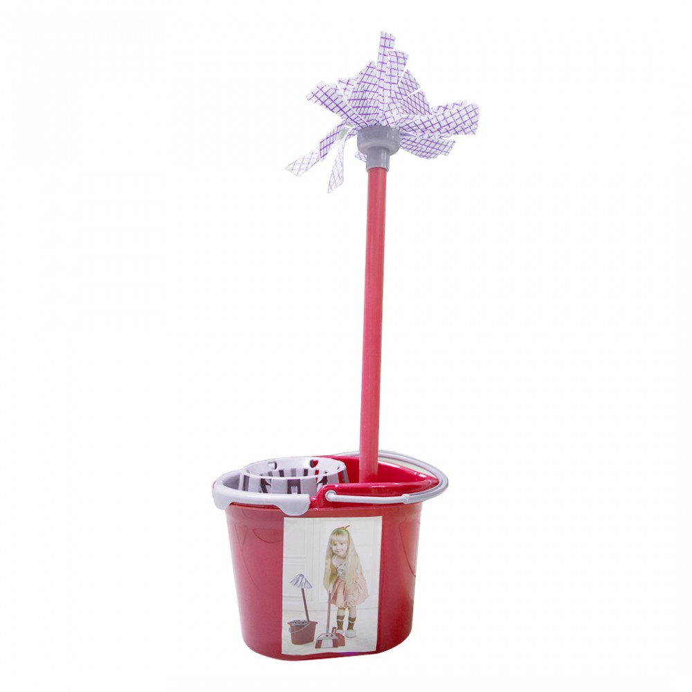 Il mio set pulizia con scopa, paletta e moccio...