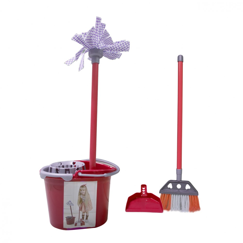 Il mio set pulizia con scopa, paletta e moccio...
