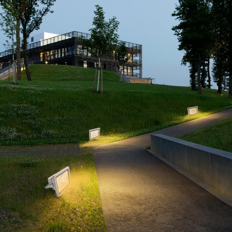 Faro Led RGB da Esterno 20W con Telecomando e Staffa per Parete Protezione IP65