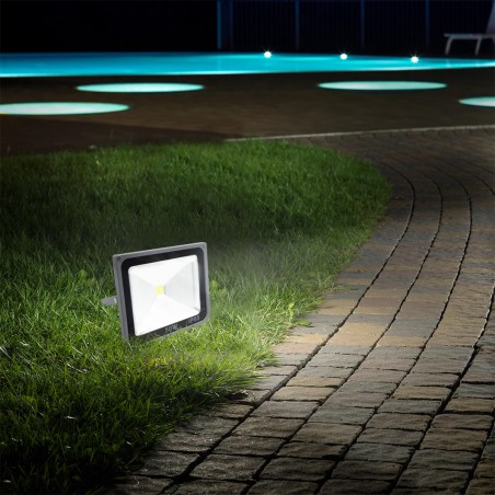 Faro led 50w a luce fredda con staffa a 120° di angolazione e protezione IP65