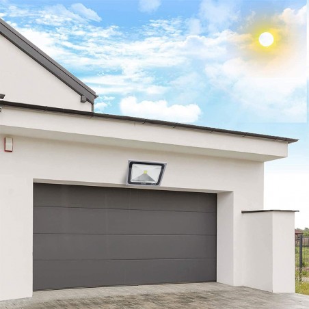 Faro led 50w a luce fredda con staffa a 120° di angolazione e protezione IP65