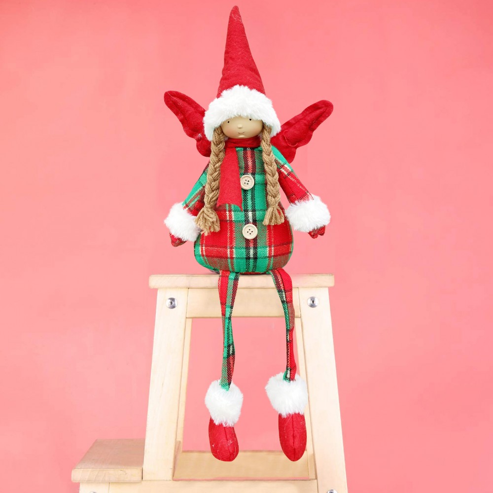 Fatina di Natale seduta con abito scozzese...